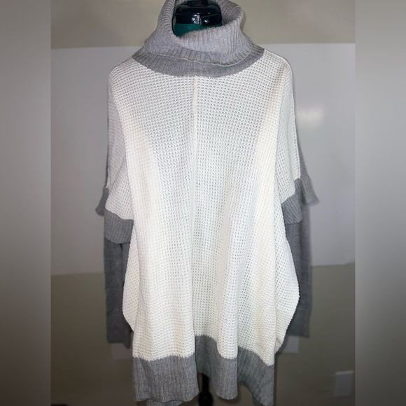 LA CLASSE COUTURE Kiara Poncho Size M/L - Picture 2 of 16